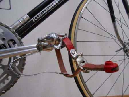 Jedes Detail zählt: Alfredo Binda (Cinelli) Riemen, REG-Endknopf an Christophe Stahlclips an Camapgnolo Record Pedal
